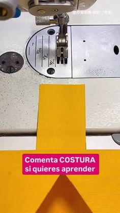 the sewing machine is working on something yellow and pink with words that read, comenta costura si quideres aprender