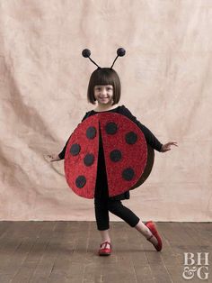 According to legend, a ladybug in the house brings good luck — so this shimmering version is sure to be extra special. This DIY Halloween costume uses just the right amount of glitter (lots) to make the antennae and spotted cardboard wings shine. Elastic shoulder straps make slipping this costume over any black outfit easy, allowing your trick-or-treater to be comfortable, warm, and cute as a bug with minimal effort. Diy Ladybug Costume, Best Toddler Costumes, Halloween Kostüm Baby, Unique Toddler Halloween Costumes, Diy Ladybug, Karneval Diy, Easy Halloween Costumes Kids, Meme Costume