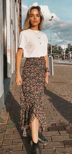 20 produções básicas para você testar esta semana - Guita Moda. Mix de colares, t-shirt branca, saia midi com estampa floral, coturno Peplum Tops, Fall Clothes, Heidi Klum