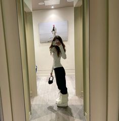 Winter Outfits Headphones, Winter 2023 Aesthetic Outfits, Cute Snow Outfits Aesthetic, Cute Snow Pants Outfit, Winter Outfits For Outdoors, Winter Outfits Skirts Tights, Cute Skating Outfits Winter, Winter Moon Boots Outfit, Moon Boots Fluffy