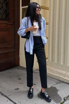 Sobreposição com camisa azul Light Blue Blouse Black Pants Outfit, Fashion Prompts, Oxford Shirt Outfit, Slacks Outfit, Corporate Wardrobe, Smart Closet, Blue Oxford Shirt, Conservative Outfits, Look Office