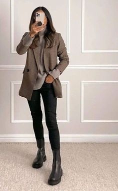 Chelsea Boot Office Outfit, Black Bootie Work Outfit, Office Outfits With Boots Women, Professional Outfits With Boots, Chelsea Boots Work Outfit Women, Black Boots Work Outfit, Chelsea Boots Work Outfit, Chelsea Boots Outfit Women Fall, Boots Work Outfit