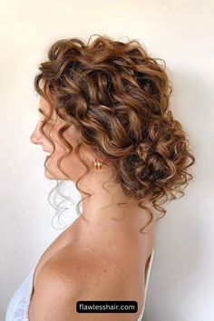 Tan simple, pero impecable. Si por mí fuera, le haría este maravilloso look a todas las novias, porque este recogido rizado sienta bien absolutamente a todo el mundo.// Crédito de la foto: instagram @theupdodarling Prom Hairstyles Naturally Curly, Naturally Curly Bridal Hair Half Up, Curly Braided Updo, Naturally Curly Wedding Hair, Curly Hair Updo Wedding, Curled Updo