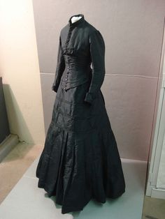 dress from the 1900s | 1900s Dresses 1900 Dresses, 1900s Dress, 1900's Fashion, Taffeta Dress, Silk Taffeta, Green Silk, Early 1900s