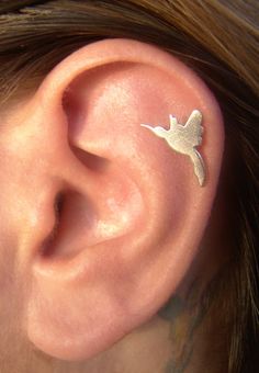 #jewelry #earrings #studearrings #silverstudearrings #cartilageearrings #symbolearrings #minimaliststudear #smallstudearrings #hummingbirdearrings #hummingbird #birdstuds #helix #tragus #medicinejewelry #uniquehelix #helixstud Small Diamond Rings, Beautiful Diamond Earrings, Earrings Cartilage, Hummingbird Earrings, Hummingbird Necklace, Hummingbird Pendant, Indian Nose Ring, Platinum Earrings, Helix Earrings