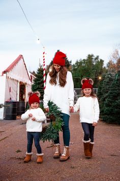 Best After Christmas Sales, Christmas Card Outfits, Family Christmas Pictures Outfits, Christmas Pictures Outfits, After Christmas Sales, Christmas Family Photoshoot, Family Christmas Outfits, Christmas Card Pictures