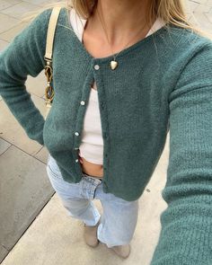 Look Adidas, Uni Outfits, Sweater Autumn, Elegante Casual, Cardigan Outfits, Stockholm Fashion, Mode Inspo, Cardigan Sweaters For Women