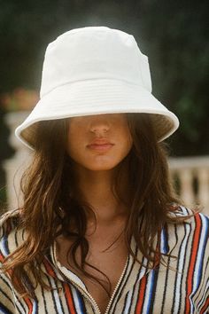 #trendy white hat for beach Bucket Hat Womens, Bucket Hat Summer Outfit, Bucket Hat Inspo, Bucket Hat Aesthetic, Bucket Hat Looks, Bucket Hat Girl, Camp Bach, Bucket Hat Beach, Cute Bucket Hat