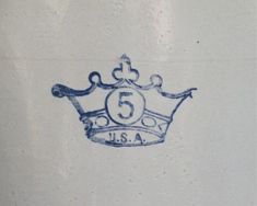 a blue and white crown with the number five on it's side is shown