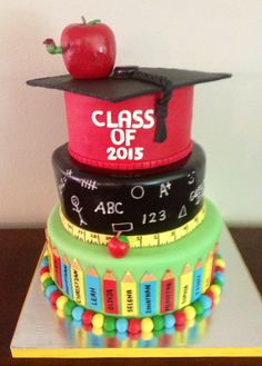 a graduation cake with an apple on top and the words class of 2013 written on it