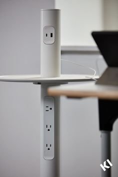 an electronic device is plugged into the side of a table