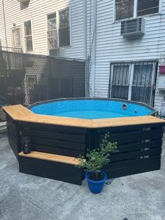 Cilla created a mini deck using pallets for her above ground pool. Using ryobi tools, Olympic stain and Behr paint. Decks Around Pools, Backyard Decks, Diy Home Projects, Diy Swimming Pool