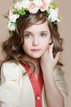 ebd2a51dd7b94ef57fdbe9100f9df65b32095537262dd-Qkoanu_fw658 (591×886) Flowers In Her Hair, Flower Watch, Navy Floral, Flower Crown, Her Hair, Flower Patterns, Beautiful People, Girl Fashion