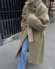 Street Style Women Winter, Understood The Assignment, Quilted Coats, Cosy Outfit, Best Winter Coats, Textured Coat, Navy Coat, Coat Trends