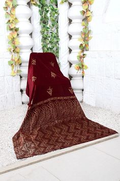 The traditional color maroon velvet shawl with hand gold block print. Luxury Traditional Velvet Shawl, Traditional Gold Velvet Wear, Gold Velvet Traditional Wear, Traditional Velvet Saree For Festivals, Traditional Velvet Saree With Traditional Drape, Velvet Gold Dupatta With Pallu, Traditional Velvet Saree, Velvet Traditional Wear With Zari Work For Ceremonies, Gold Embroidered Velvet Dupatta