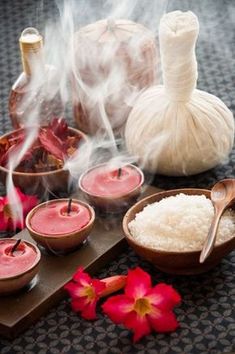 How to make totally indulgent herbal compresses (Time: 10 minutes) Ayurveda Massage, Spa Menu, Spa Life, Thai Massage, Diy Spa, Spa Massage, Spa Treatments, Natural Medicine, Herbal Medicine