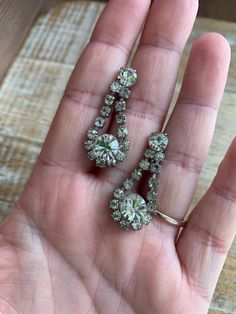 boucles d'oreilles en strass de style vintage. Parfait pour un mariage ou une séance de mannequinat ! Ces boucles d'oreilles en strass sont si belles ! Ils mesurent environ 1,25 pouce de haut. elles sont vintage, donc une certaine usure peut être visible. Vintage Wedding Earrings, Prom Vintage, Wedding Earrings Vintage, Screw Back Earrings, Rhinestone Earrings, Vintage Rhinestone, Wedding Earrings, Black Tie, Vintage Wedding