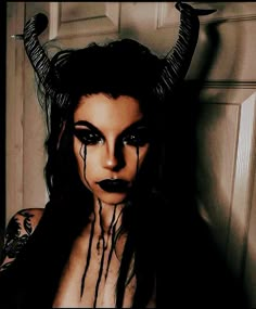 Demon Look Halloween, Demonic Halloween Makeup, Satanic Costume, Scary Female Costumes, Demon Woman Costume, Demon Nun Costume, Succubus Halloween Costume, Halloween Costumes Lillith, Demonic Costume