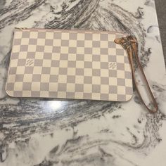 Louis Vuitton White Damier Azur Neverfull Pouch Ballerina Pink Interior Lv Damier Ebene, Damier Azur Neverfull, Louis Vuitton Wristlet, Louis Vuitton Mini Pochette, Louis Vuitton Neverfull Pm, Louis Vuitton White, Lv Pochette, Ballerina Pink, Bags Louis Vuitton