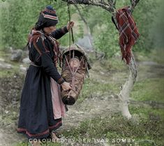 Sami woman and children 1914? People Food, Board Ideas, Simple Life, The Conjuring, Reindeer