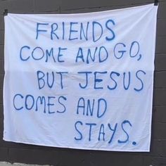 a sign on the side of a building that says friends come and go, but jesus comes and stays