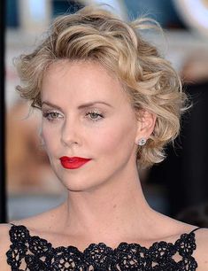 42 Trendy Short Hairstyles For Fine Hair To Try This Season Hairstyles For Oval Faces, Curly Hair Pictures, Tan Skin Blonde Hair, Fine Curly Hair, Oval Face Haircuts, Wavy Bob Hairstyles, Blonde Hairstyles, Oval Face Hairstyles, Short Hairstyles For Thick Hair