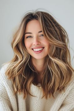 The beauty of natural brown hair is enhanced with the addition of light blonde highlights. Click here to see more brown hair colors with blonde highlights. Midlength Haircuts With Curtain Bangs, Fall Blonde Hair Color, Beautiful Brown Hair, Fall Blonde Hair, Light Blonde Highlights, Textured Haircut