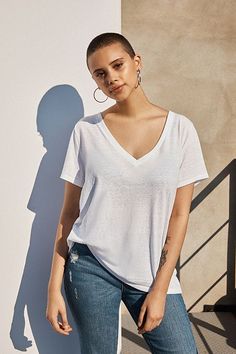 UO The Mom V-Neck Tee Short Hair Fringe, Bald Head Women, Buzz Cut Hairstyles, Short Curly Pixie, Bald Hair, Women Aesthetic