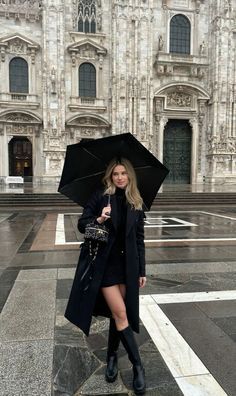 Rain Going Out Outfit, Fall Outfits London, Black Jeans Outfits Winter, London In Winter Outfits, Outfits For Europe Fall, Italian Style Winter, Outfit Paris Invierno, Milan Winter Outfit, Autumn Paris Outfits