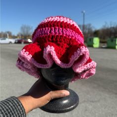 Crochet Ruffle Hat, Ruffle Hat, Hat Patterns Free, Art Crochet, Crochet Ruffle, Accessories Pink, Crochet Art, Pink And Red, Brim Hat