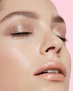 Gold Halo Eyeshadow, Dewy Glitter Eyeshadow, Gold Shimmer Eyeshadow, Mac Glitter Eyeshadow, Foil Eyeshadow, Artsy Makeup, Glitter Eye Makeup, Metallic Eyeshadow, Eyes Lips Face