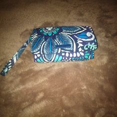 Nwot Vera Bradley Wristlet. Snap Closure On Both Sides. Front Pocket On One Side With A Zipper Pocket Right Behind. Opens Up To A Bill Holder, Five Card Slots In The Middle, Five More On The Left, And One Long Slot On The Right. Very Bold And Vibrant Color. Very Nice!! Wristlet Patterns, Paisley Quilt, Bill Holder, Wrist Wallet, Vera Bradley Wallet, Vera Bradley Purses, Wallet Pattern, Envelope Bag, Wristlet Wallet