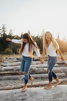 Best Friend Fotos, Editorial Vogue, Sisters Photoshoot Poses, Sister Photography, Photos Bff, Sun Valley Idaho, Foto Top, Friendship Photoshoot, Vogue Editorial