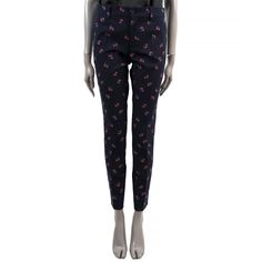 100% authentic Gucci marguerite fil coupé floral pants in navy blue cotton (67%) and wool (33%). Feature belt loops and two slit pockets on the sides and two slit pockets on the back. Open with one button and a zipper on the front. Unlined. Has been worn and is in excellent condition. Measurements Tag Size 40 Size S Waist From 78cm (30.4in) Hips From 94cm (36.7in) Length 97cm (37.8in) Inseam 74cm (28.9in) All our listings include only the listed item unless otherwise specified in the description Floral Pants, Navy Blue, Gucci, Fashion Outfits, Zipper, Wool, Navy, Floral, Pants