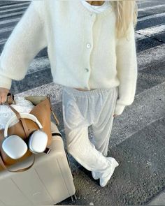 White Cardigan Outfit Aesthetic, Placement Outfits, Outfit Inspo Stockholm, Euro Winter, Cosy Sweater, Fits Ideas, Cosy Outfit, Easy Outfits