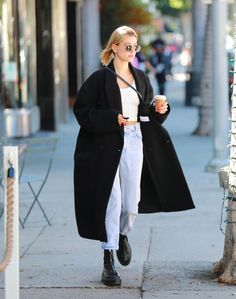 Hailey Bieber Black Coat Outfit, Hailey Bieber Black Coat, Heyli Bieber Style, Finger Photo, White Tank Jeans, Alissa Salls