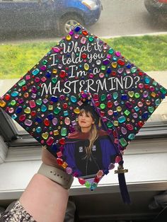 someone is holding up a graduation cap that says, what do you tell? i'm a master mind?