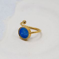 Lapis Lazuli d'Afghanistan, pierre précieuse de la royauté & de la spiritualité, favorisant calme et communication
Pierre brute semi-précieuse sélectionnée de manière éthique, taillée et polie à la main avec savoir-faire
Monture unique en verre protégeant la pierre contre les chocs, chutes, coups, rayures, l'eau, et la chaleur
Bague au diamètre ajustable
Délicat zircon minutieusement serti sur la sphère élégante de la bague
Or plaqué sur de l’acier inoxydable 316

SÉLECTIONNER LA MONTURE :

Aci Gold Ring With Raw Stone For Healing, Elegant Raw Stone Gift Rings, Elegant Raw Stone Jewelry For Anniversary, Elegant Birthstone Rings For Healing, Elegant Rings With Raw Stone, Round Shape, Recycled Gold Gemstone Ring, Elegant Ring With Raw Stone, Gold Jewelry With Raw Stone For Promise Ring, Gold Rings With Natural Stones For Healing