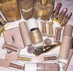 Kylie Jenner Makeup Collection, Brush Aesthetic, Baddie Things, Makeup Flatlay, Makeup Collection Storage, Jenner Makeup