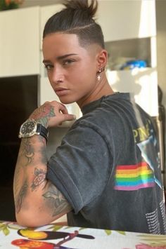 Lgbtq Hairstyles Short, Short Hair Shaved Sides Masc, Brazilian Haircut, Masculine Female Haircuts, Lesbian Undercut Haircut Long Hair, Masc Lesbian Haircut, Shaved Side Mullet Girl, Stud Haircuts, Ylenia Riniti