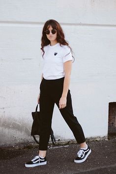 Comme Des Garcons Play Outfit, Vans Outfit Womens, Old Skool Vans Outfit, Old Skool Outfit, Vans Old Skool Outfit, Vans Fits, Vans Ootd, Black Vans Outfit, Vans Shoes Outfit