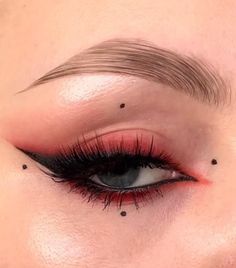 Makeup Ideas Winged Eyeliner, Red Eyeshadow With Eyeliner, Trendy Makeup Looks 2020, Red Eyeshadow Halloween Makeup, Red Eyeshadow Halloween, Smoky Black And Red Eye Makeup, Red And Black Eye Shadow Looks, Music Makeup Looks, Red And Black Concert Makeup