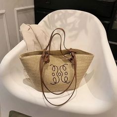 Dimensões: 25cm x 18cm x 23cm A delicadeza e sofisticação desta bolsa de palha não apenas refletem a estética da moda de verão, mas também oferecem uma funcionalidade impecável Eco-friendly Beige Beach Bag For Summer, Eco-friendly Straw Shoulder Bag For Beach Season, Eco-friendly Beige Braided Beach Bag, Eco-friendly Beach Straw Shoulder Bag, Eco-friendly Rattan Shoulder Bag For Beach, Women Shoulder Bag, Woven Tote Bag, Women's Bag, Casual Tote