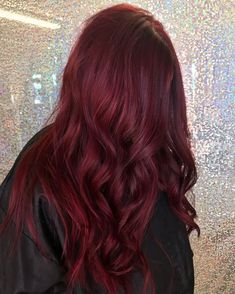 Pelo Color Vino, Shades Of Burgundy Hair, Wine Hair, Red Hair Inspo, Hair Color Burgundy, Dark Red Hair, Winter Red, Shades Of Burgundy, Hair Color Shades