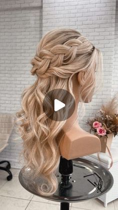 Half Up Dos For Long Hair Formal, Hair Looks For Wedding Guest, Long Hair Bride Hairstyles, Hairstyles For Quinceanera Guest, Peinados De Graduacion Suelto, Peinados Para Graduacion Sueltos, Hairstyle For A Party, Movie Star Hairstyles, Peinados Elegantes Sueltos