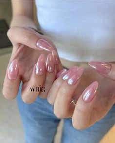 Neutral Nails Pearl, Braidsmaids Nails, Pink Nails Aesthetic Coquette, Korean Nails Pearls, Pink And White Aura Nails, Iredesant Nails Pink, Pink And Pearl Nails, Nails Pearl Effect, Pearlized Nails