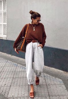 Madrid Street Style Spring, Slouchy Trousers Outfit, How To Style Baggy Pants, Slouchy Pants Outfit, Slouchy Jeans Outfit, Slouchy Outfit, Slouchy Pants, Walking Down The Street, Slouchy Jeans