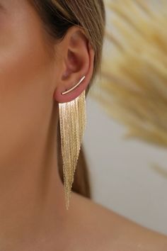 House12 Fringe Earrings look like liquid gold on your ears! Our Fringe Earrings are a statement accessory to make you collect compliments on the way! It is tailored in a perfect diagonal cut. They have the perfect light mirrored shade of gold.  It is love at first sight Just one ear hole needed. - Material: Metal: Gold plated with a thick 18K Gold coating Hypoallergenic and nickel free. - Dimensions: Height: 10cm Width: 2.5cm Designed in Australia. Sustainably and Ethically made. Body Chains, Makijaż Smokey Eye, Tassel Fringe, Fringe Earrings, Pretty Jewellery, Ear Jewelry, Dandy, Tassel Earrings, Cute Jewelry