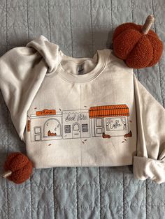 Cute Fall Crewnecks, Fall Tshirt Outfits, Fall Town, Casual Halloween Outfits, Cozy Fall Sweater, Fall Crewneck Sweatshirt, Halloween Clothes, Clothes Aesthetic, Fall Fits