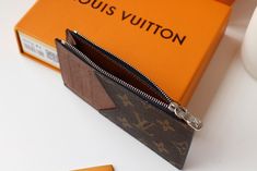 A super convenient item with a crisp and minimalist design! Card slots and coin slots are all available! Size 14.5*8 Louis Vuitton Yayoi Kusama, Louis Vuitton New, Louis Vuitton Capucines, Large Cosmetic Bag, Lv Purse, Lv Shoes, Coin Card, Medium Handbags, Design Card